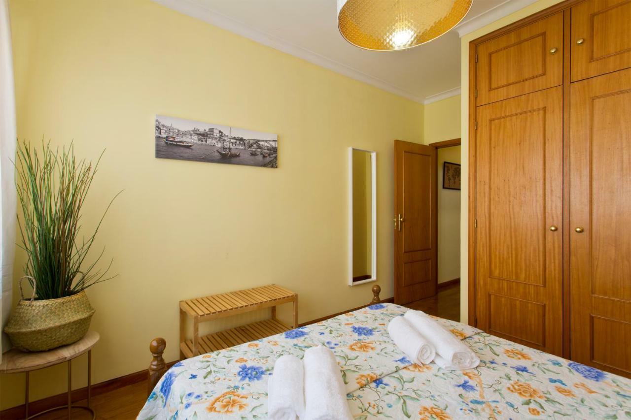 Rustic Bright Flat With Netflix - City Centre Porto Luaran gambar